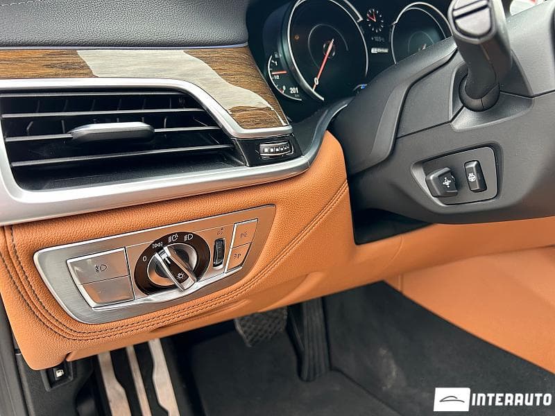 BMW 740e 2016 — Миниатюра 8