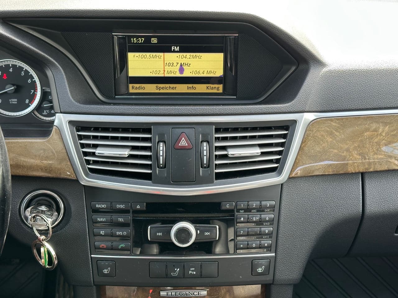 Mercedes E 200 2011 — Миниатюра 10