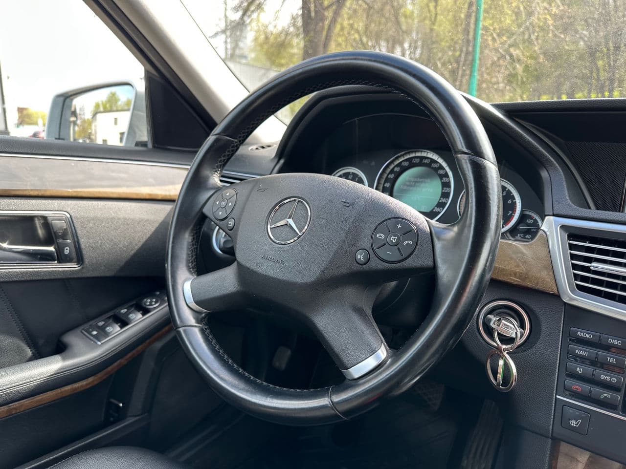 Mercedes E 200 2011 — Миниатюра 7