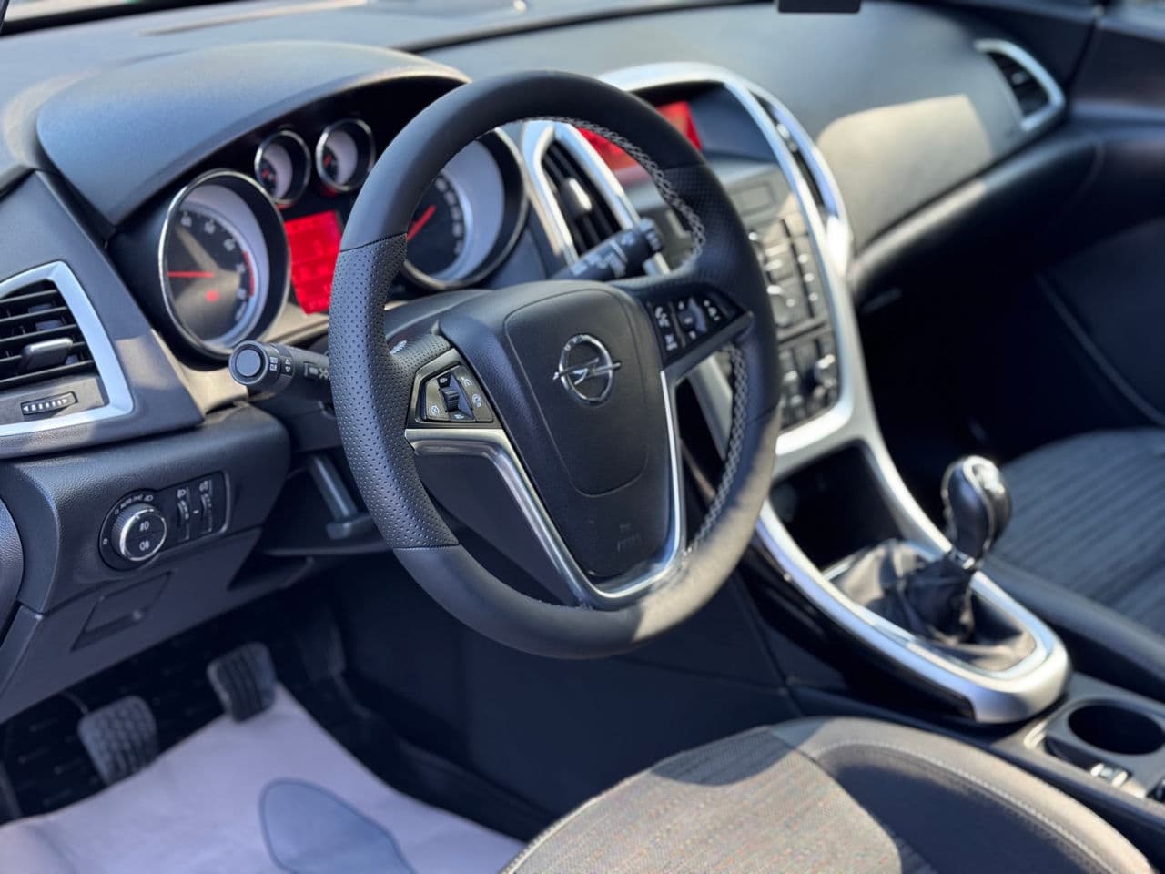 Opel Astra 2015 — Миниатюра 8
