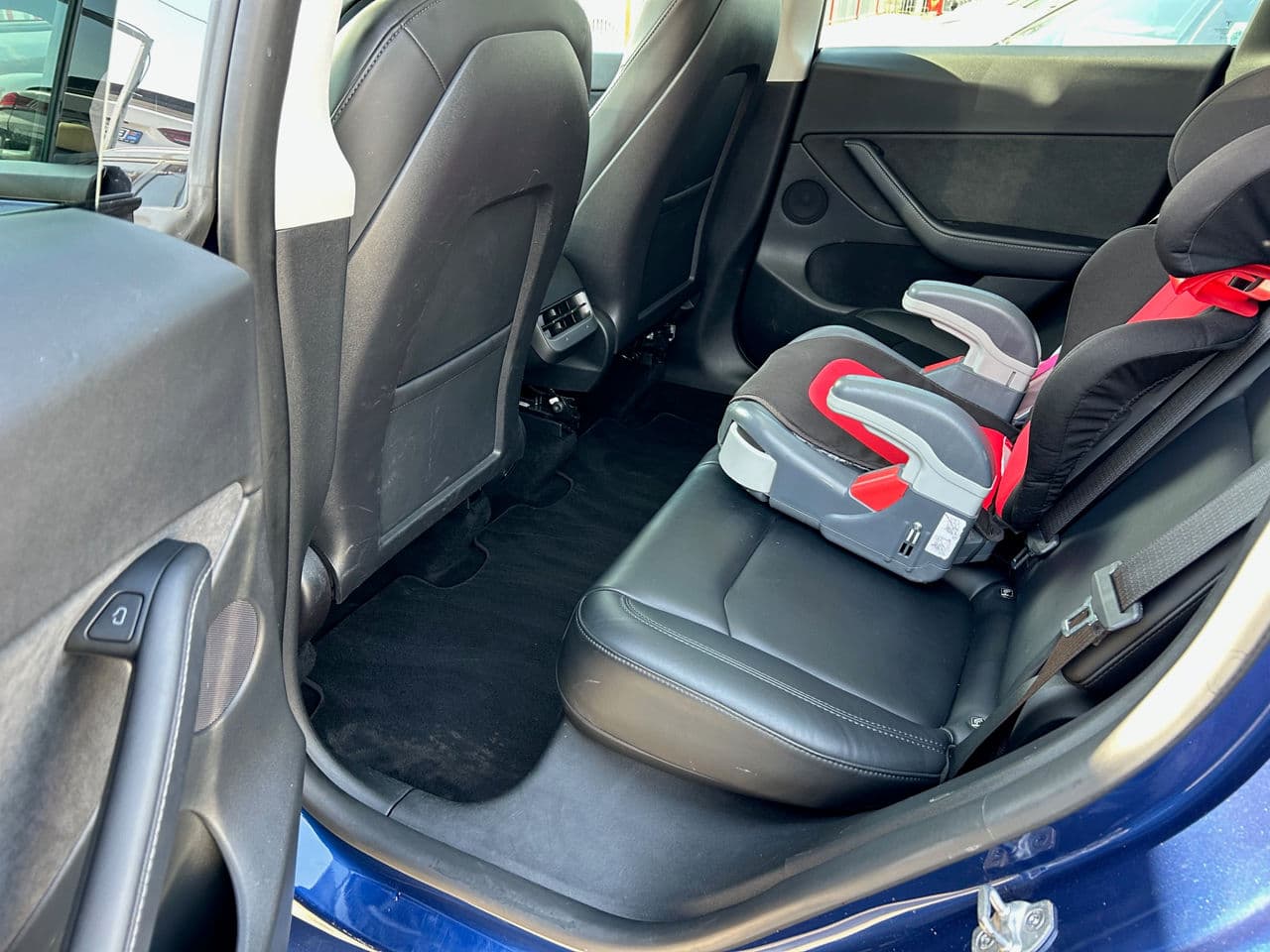 Tesla Model Y 2022 — Миниатюра 15