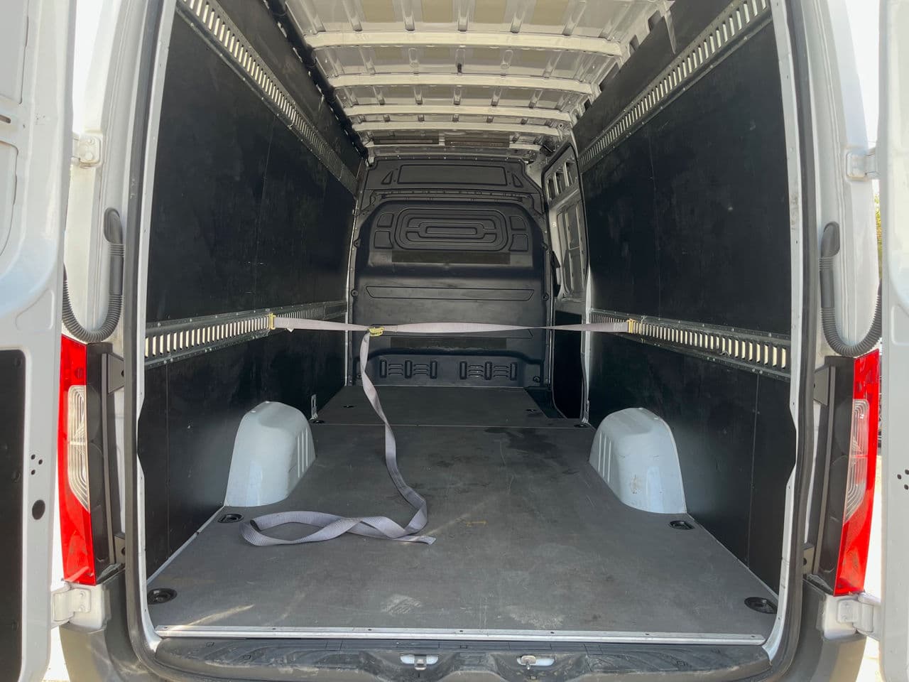 Mercedes Sprinter 2023 — Миниатюра 13