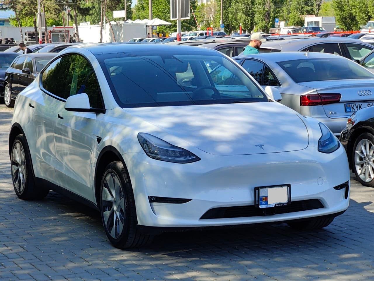 Tesla Model Y 2021 — Миниатюра 3
