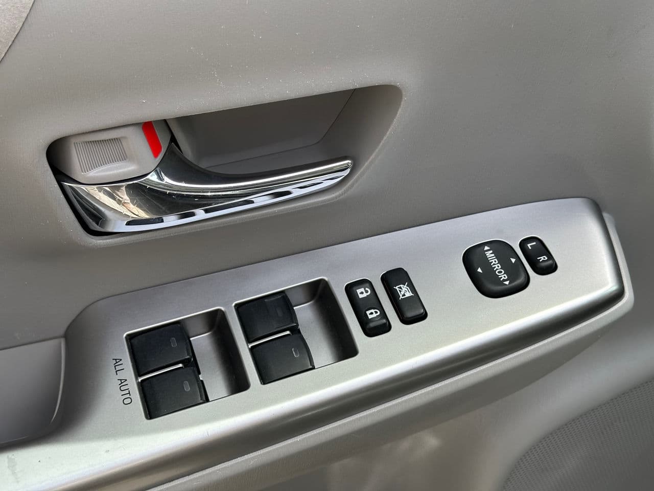 Toyota Prius Plus / V 2017 — Миниатюра 14
