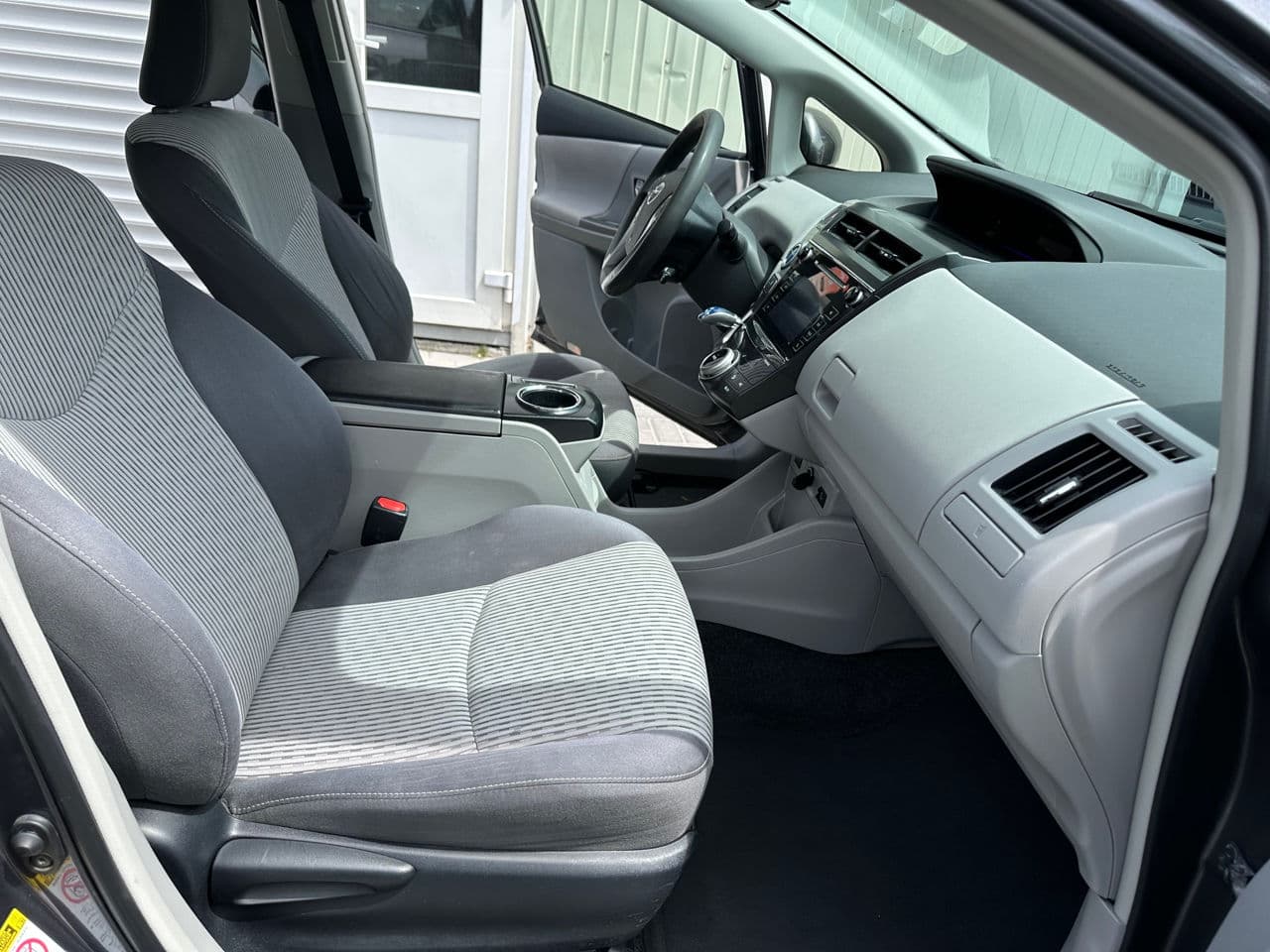 Toyota Prius Plus / V 2017 — Миниатюра 7