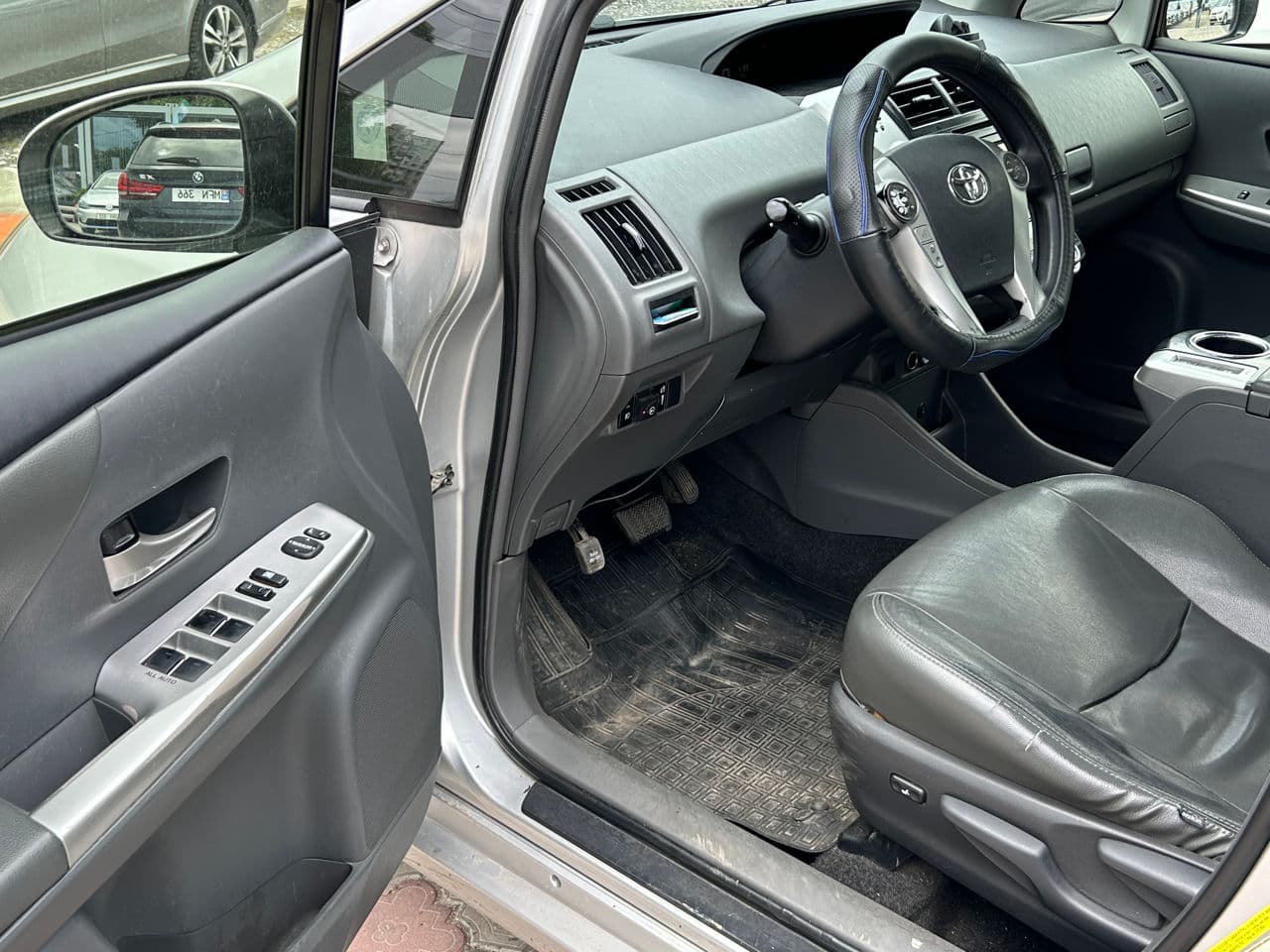 Toyota Prius Plus / V 2012 — Миниатюра 6