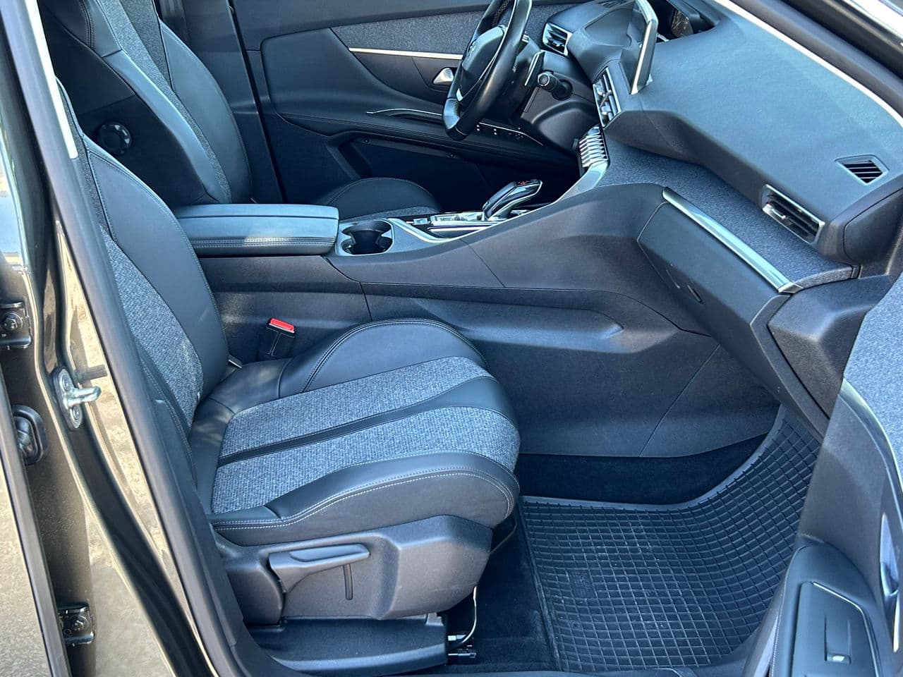 Peugeot 3008 2018 — Миниатюра 16
