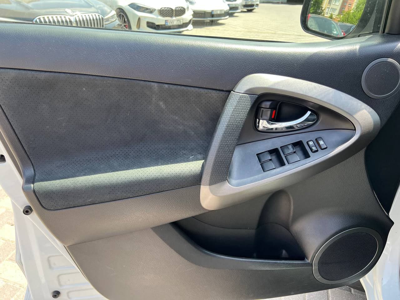 Toyota Rav-4 2011 — Миниатюра 6