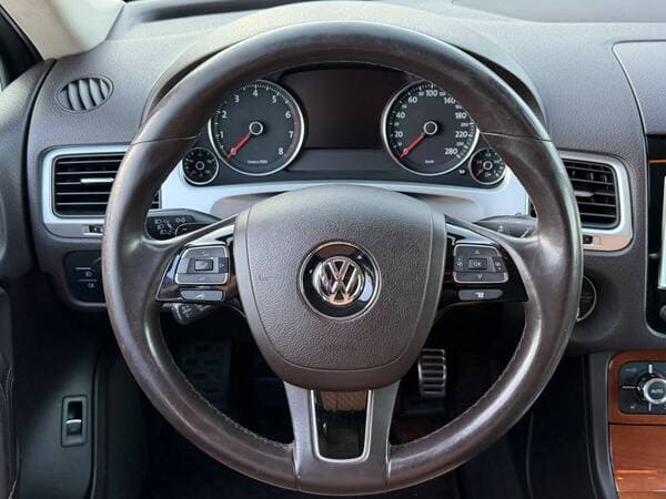 2010 Volkswagen Touareg — Miniatură 10