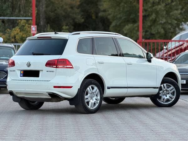 2010 Volkswagen Touareg — Miniatură 3