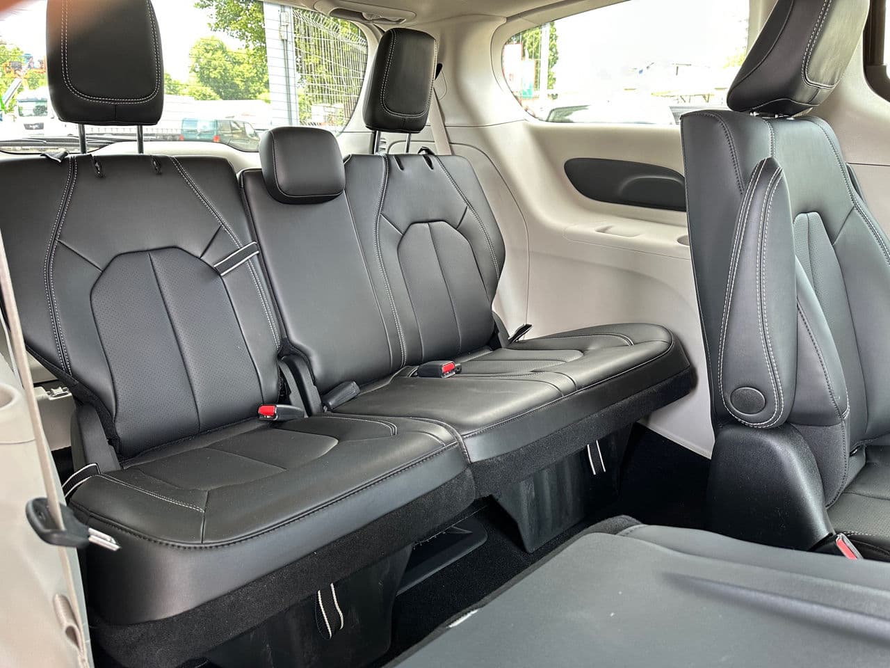 Chrysler Pacifica 2023 — Миниатюра 21