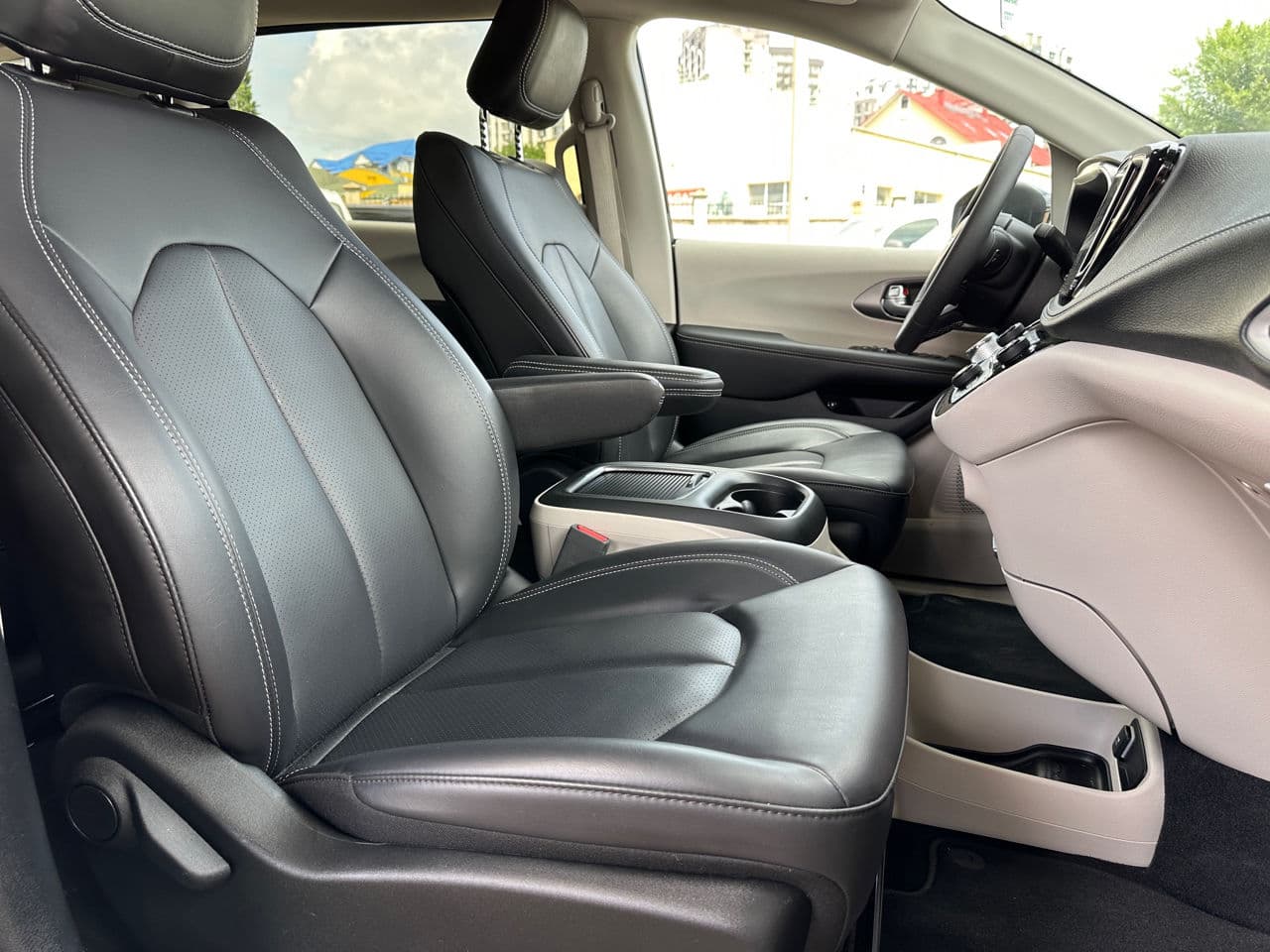 Chrysler Pacifica 2023 — Миниатюра 18