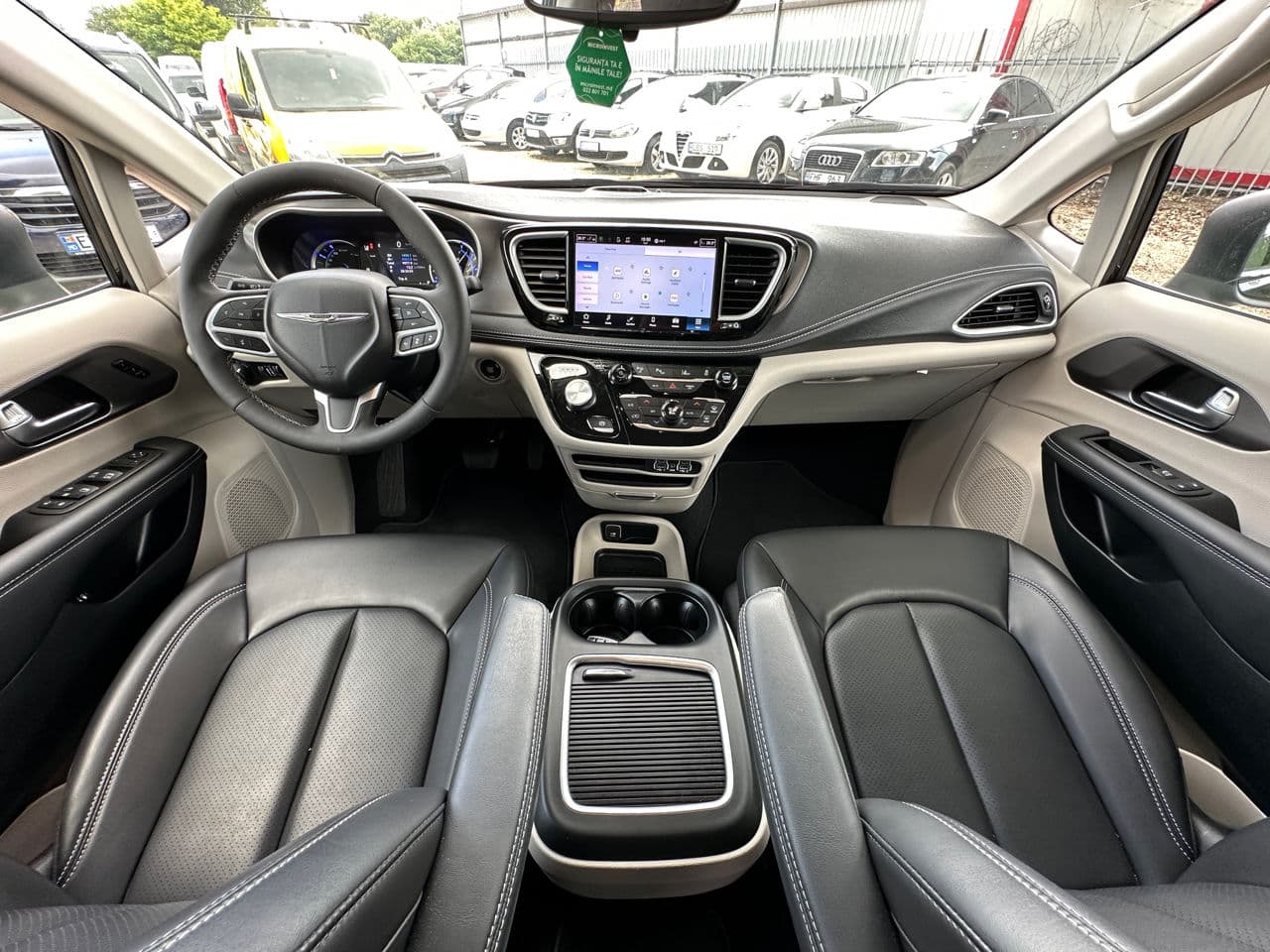 Chrysler Pacifica 2023 — Миниатюра 9