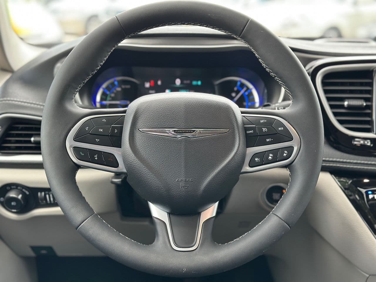 Chrysler Pacifica 2023 — Миниатюра 11