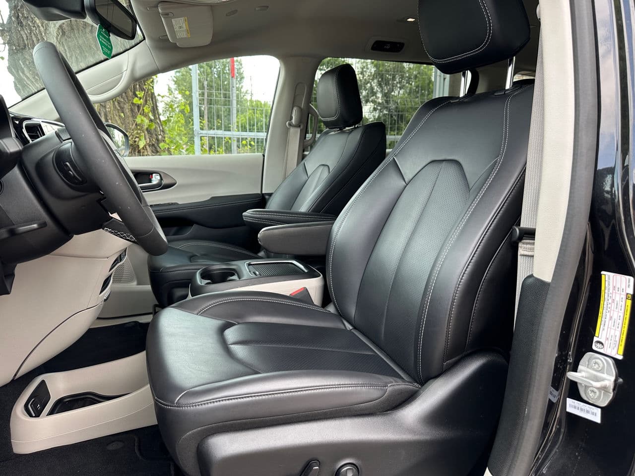 Chrysler Pacifica 2023 — Миниатюра 7