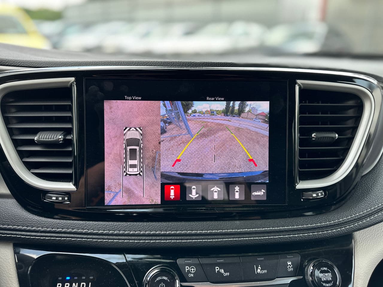 Chrysler Pacifica 2023 — Миниатюра 14