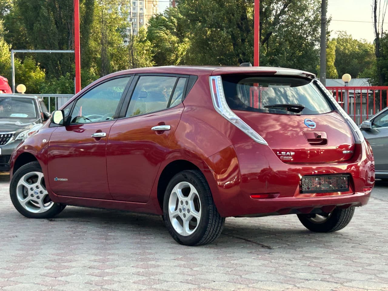 Nissan Leaf 2011 — Миниатюра 2