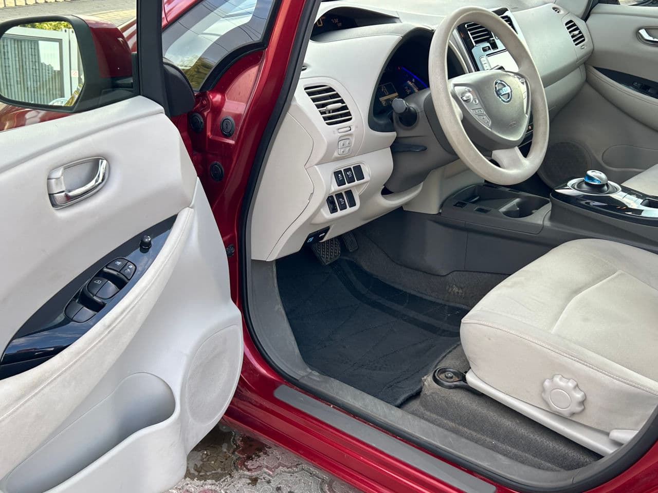 Nissan Leaf 2011 — Миниатюра 6