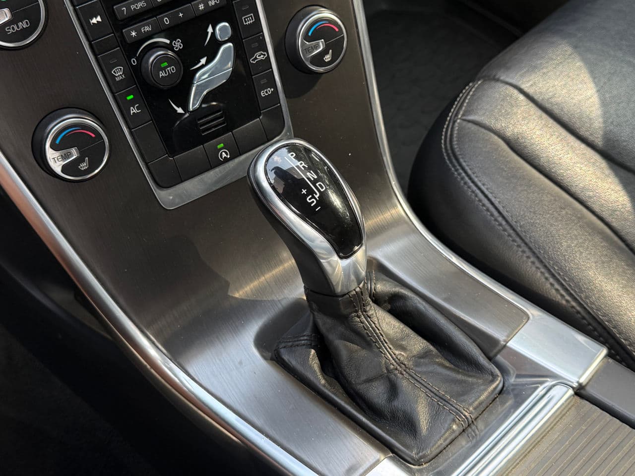 Volvo XC 60 2014 — Миниатюра 14