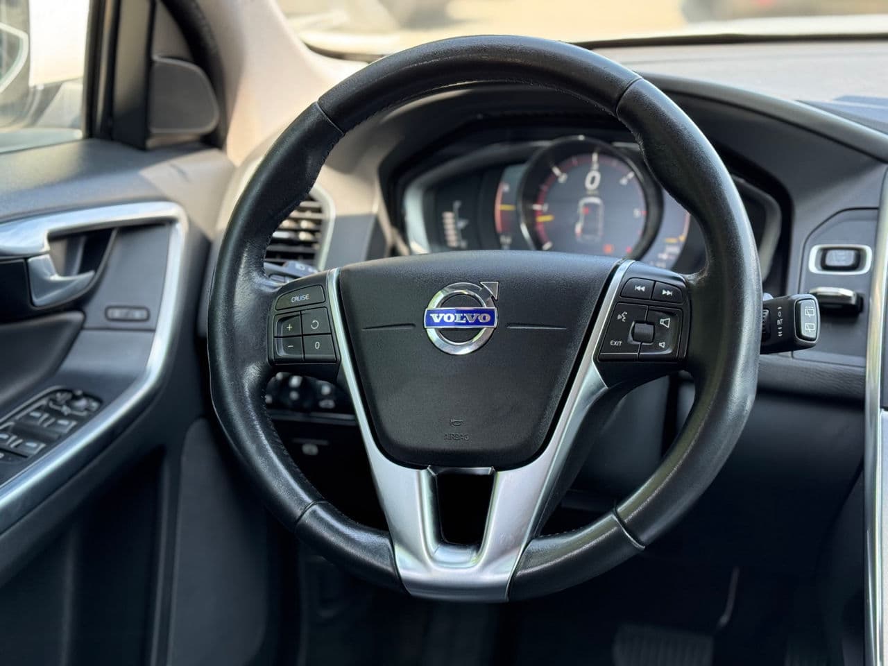 Volvo XC 60 2017 — Миниатюра 12
