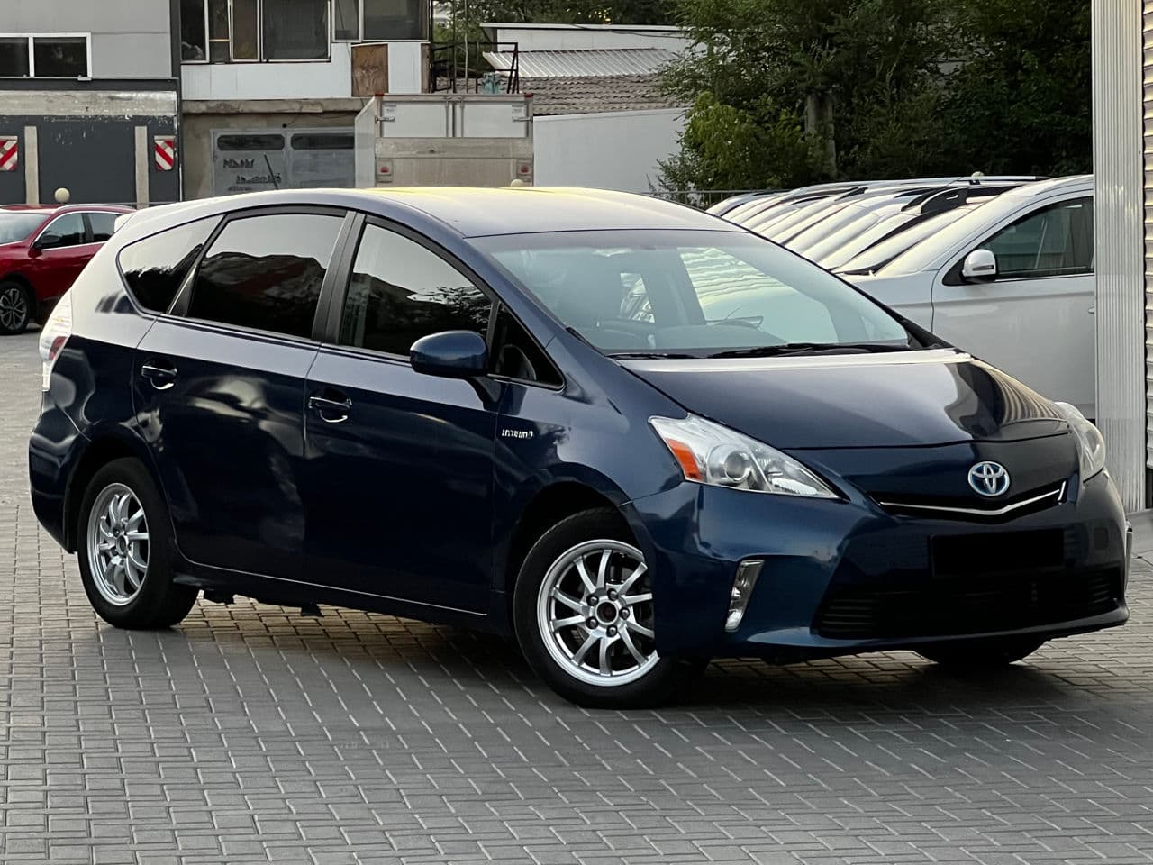 Toyota Prius Plus / V 2012 — Миниатюра 3