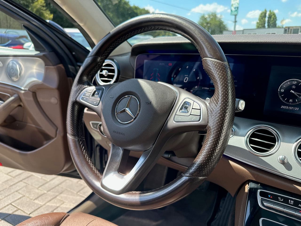Mercedes E 220 2016 — Миниатюра 12