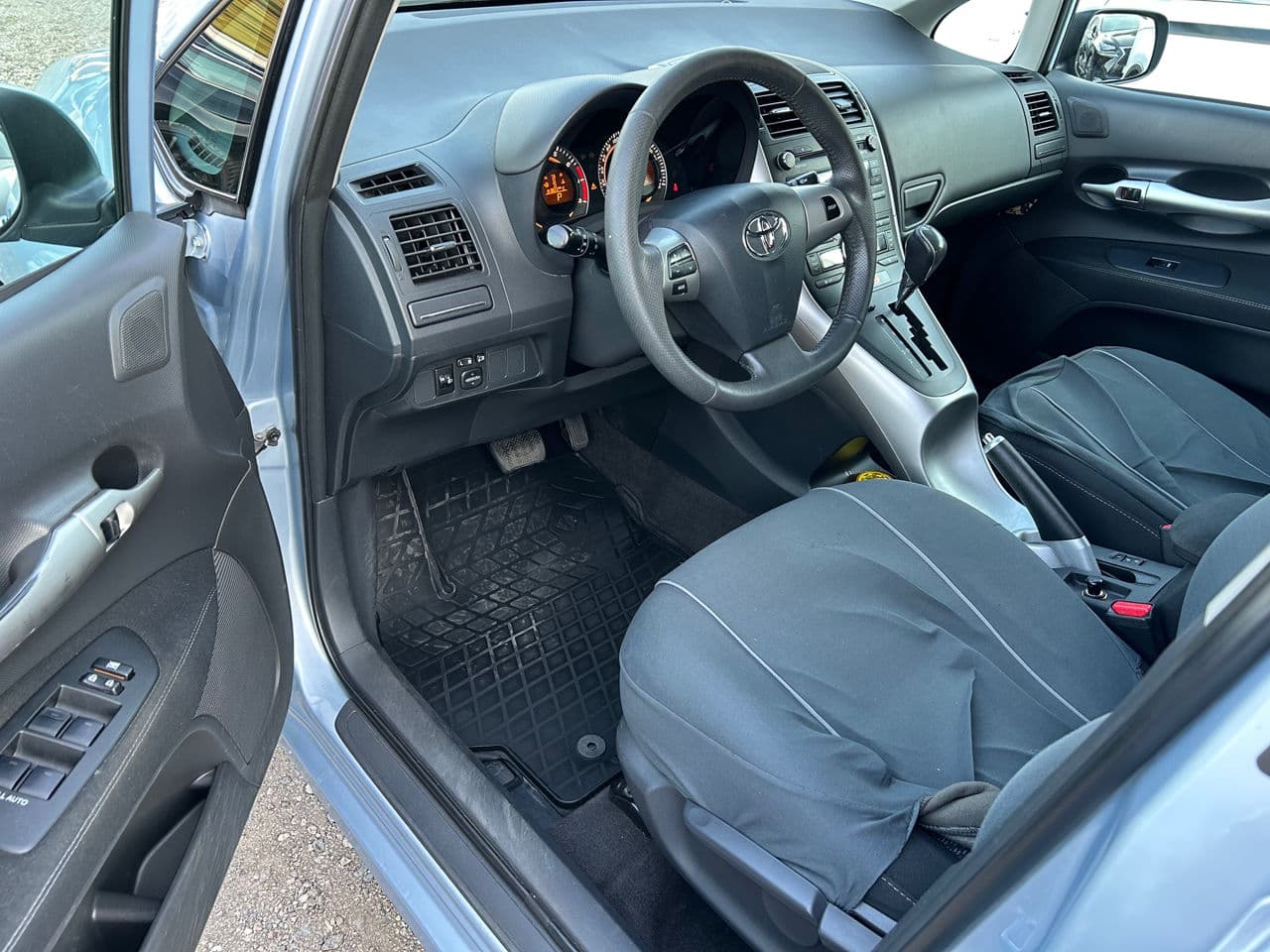Toyota Auris 2011 — Миниатюра 5