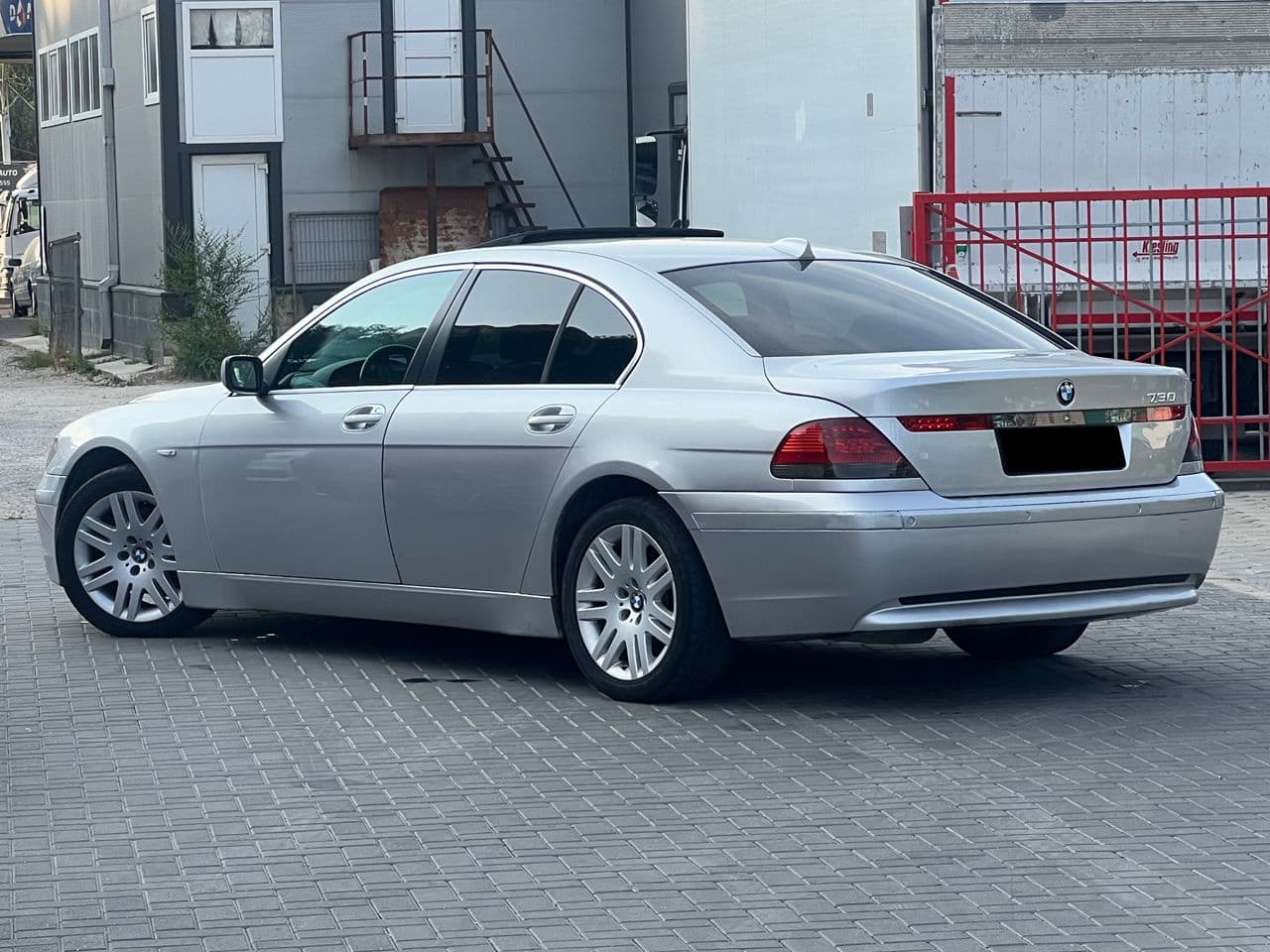 BMW 730 2004 — Миниатюра 2
