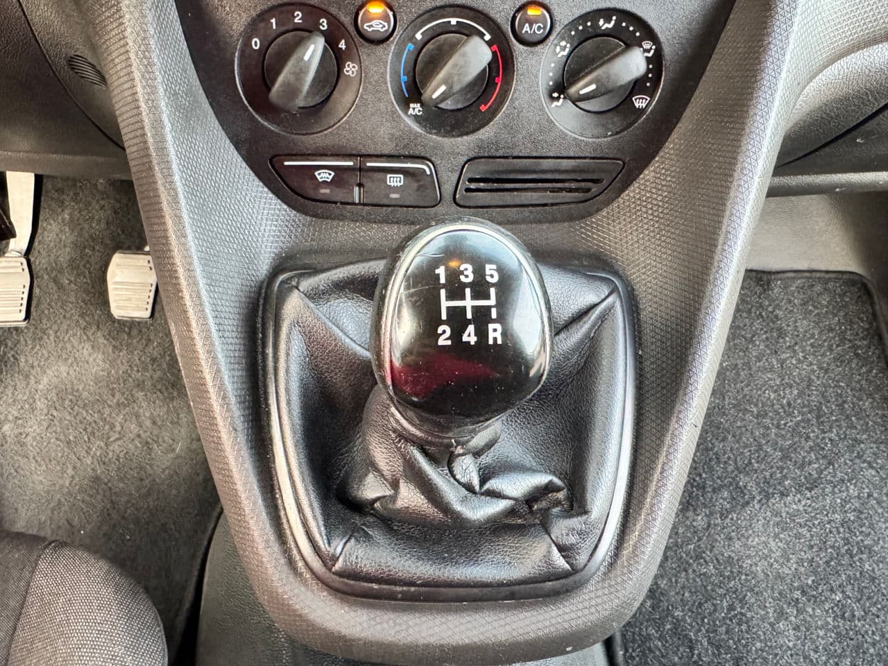 Ford Tourneo Connect 2014 — Миниатюра 10