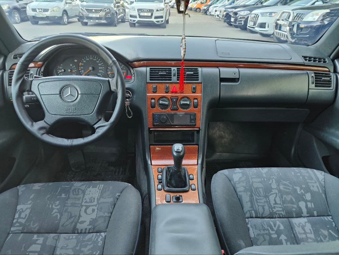 Mercedes E 200 1997 — Миниатюра 6
