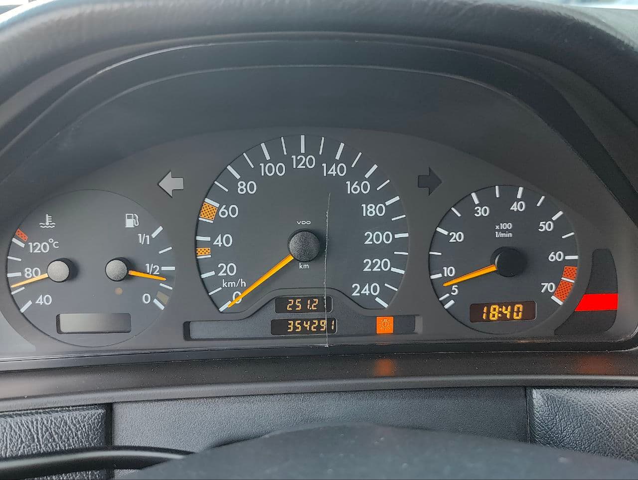 Mercedes E 200 1997 — Миниатюра 11