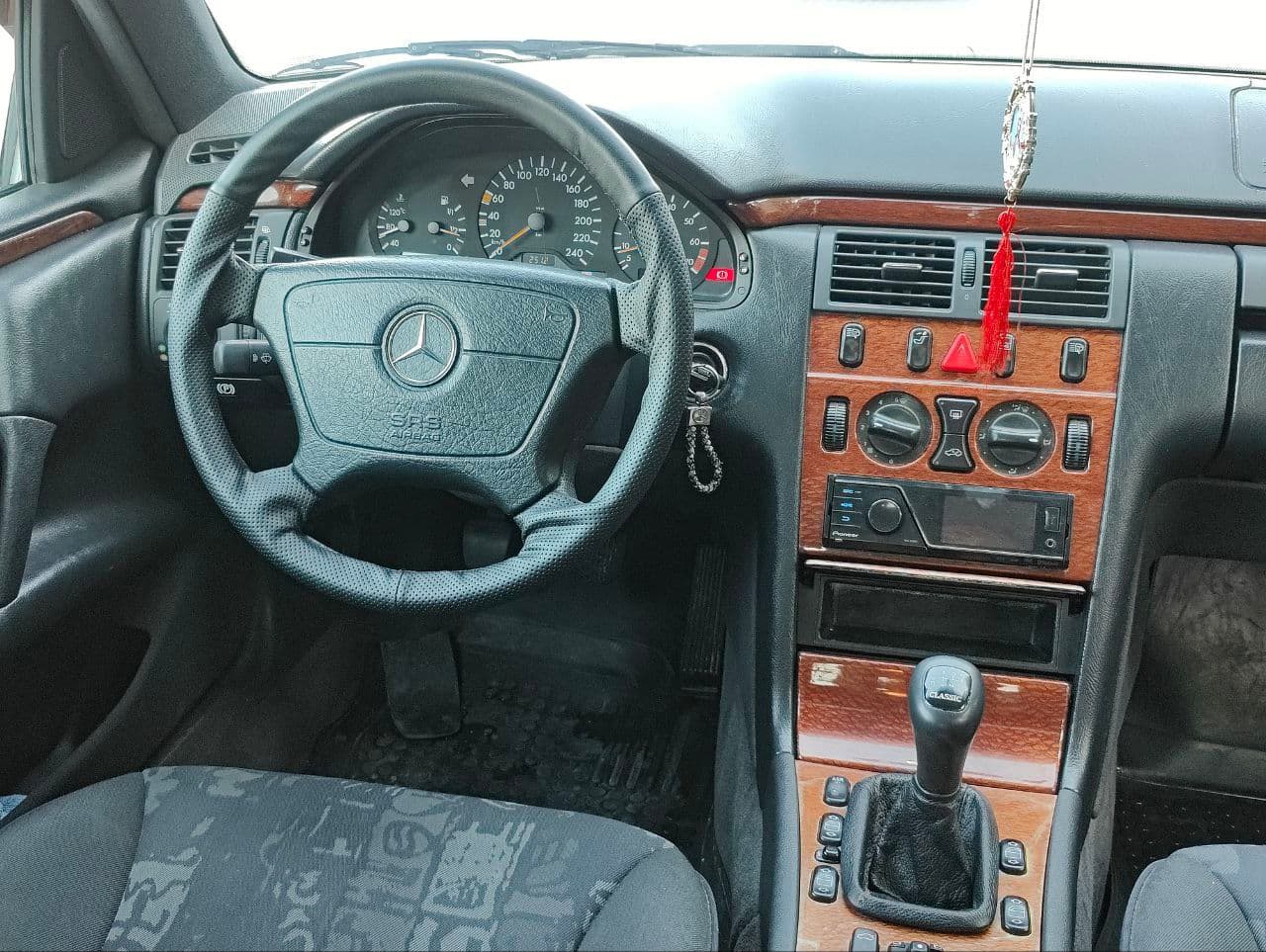 Mercedes E 200 1997 — Миниатюра 10