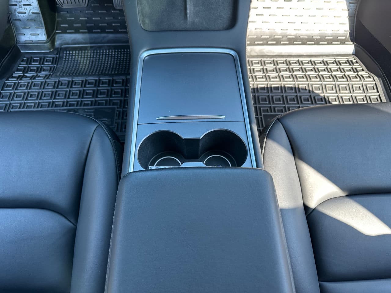 Tesla Model 3 2023 — Миниатюра 13