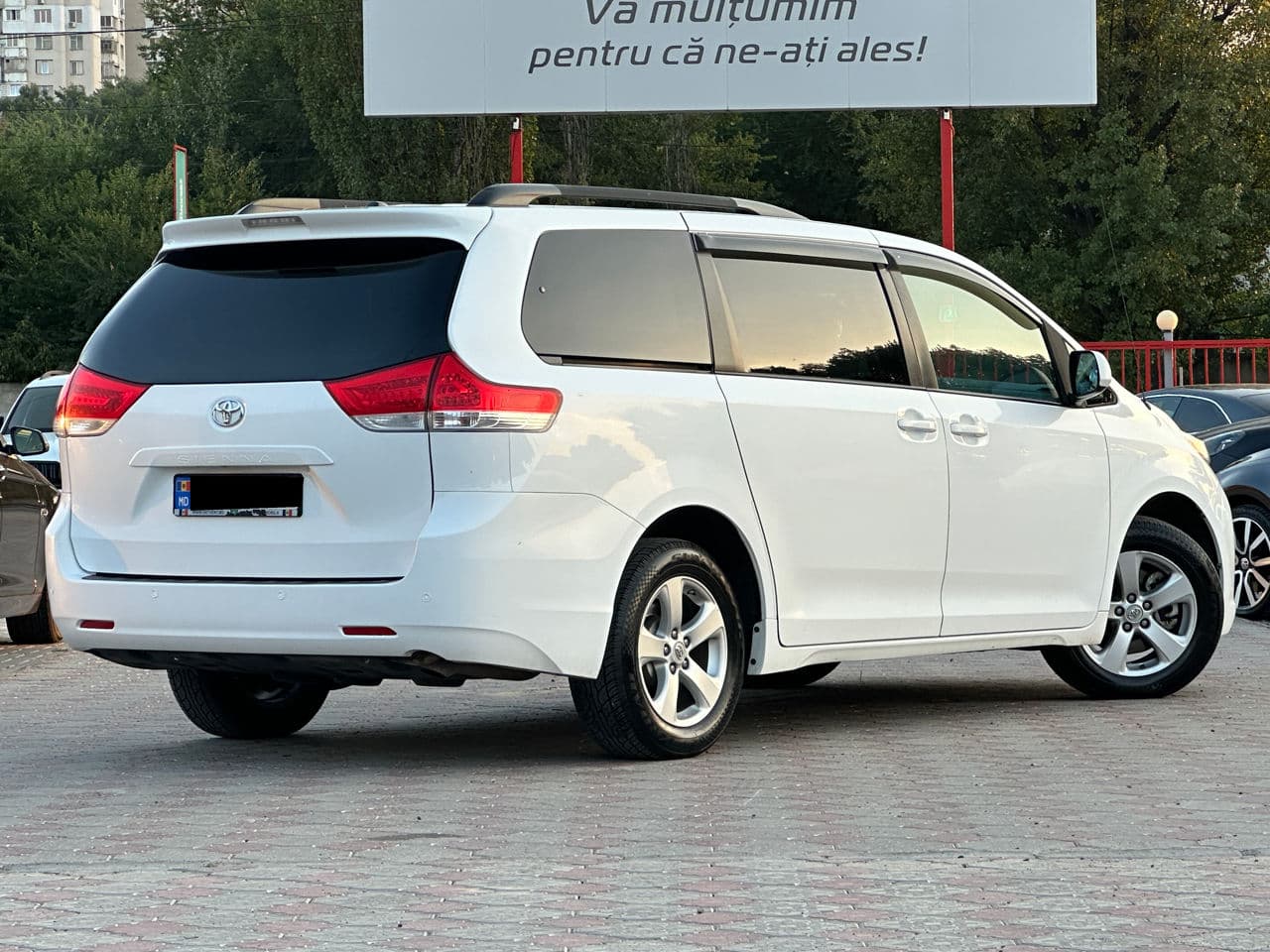Toyota Sienna 2011 — Миниатюра 3