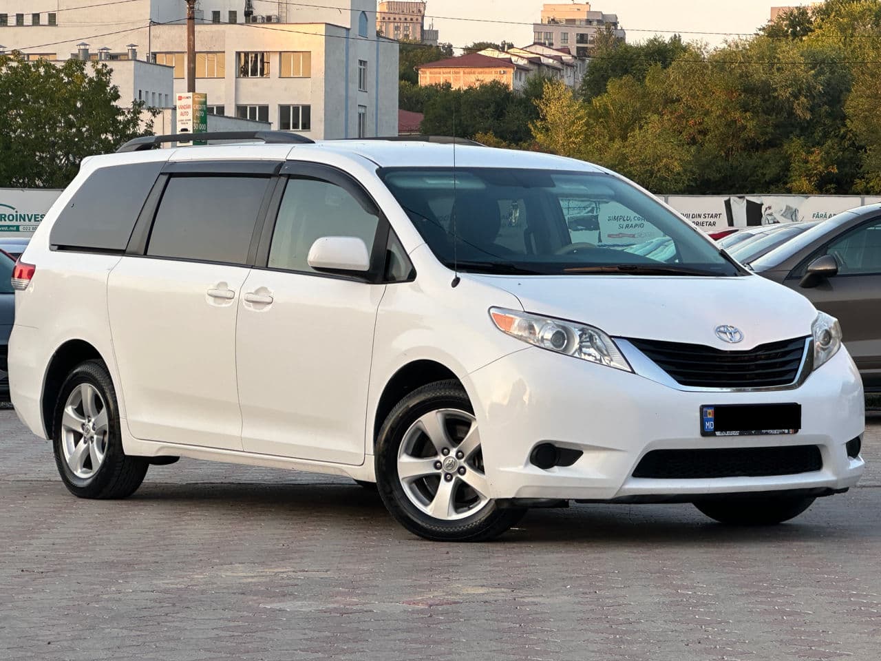 Toyota Sienna 2011 — Миниатюра 4