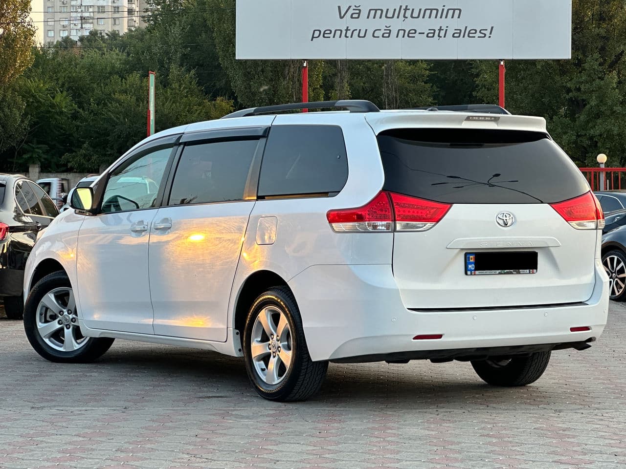 Toyota Sienna 2011 — Миниатюра 2