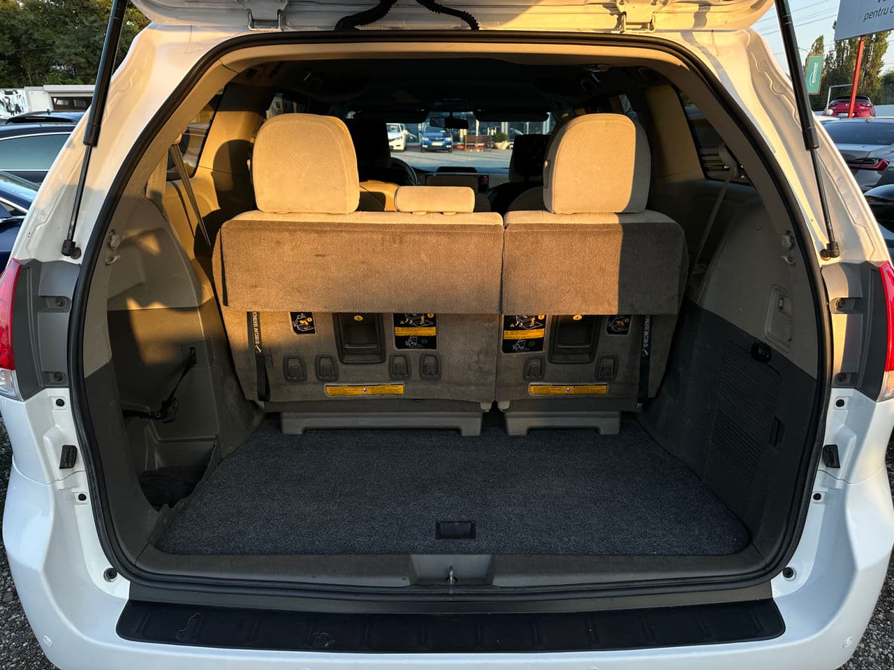 Toyota Sienna 2011 — Миниатюра 18