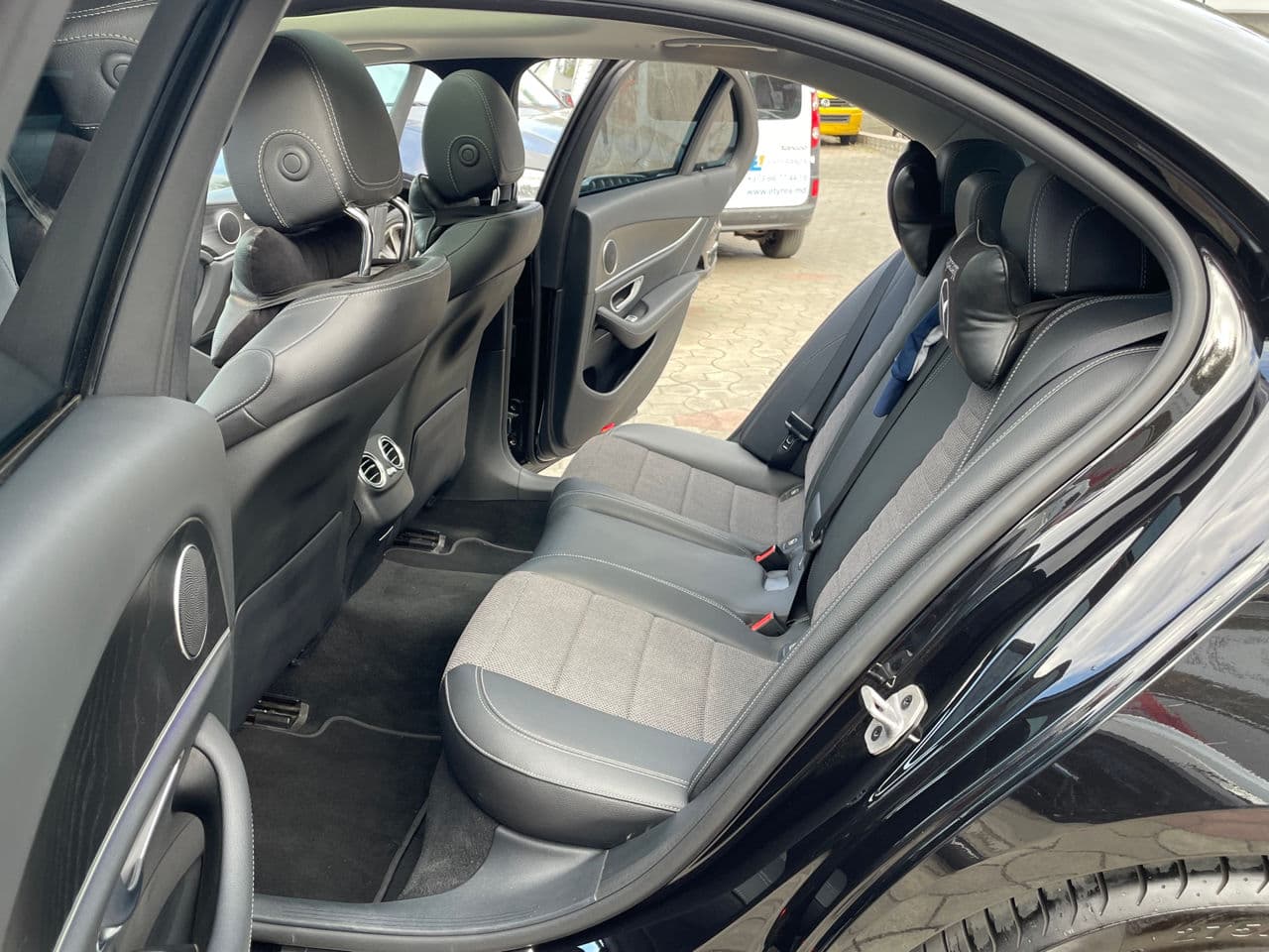 Mercedes E 220 2023 — Миниатюра 16