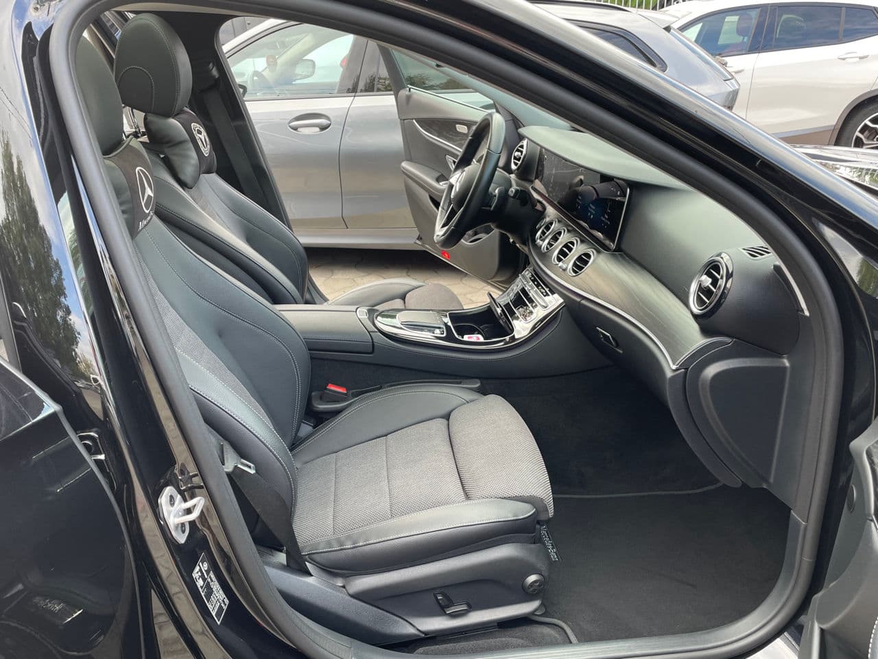 Mercedes E 220 2023 — Миниатюра 19