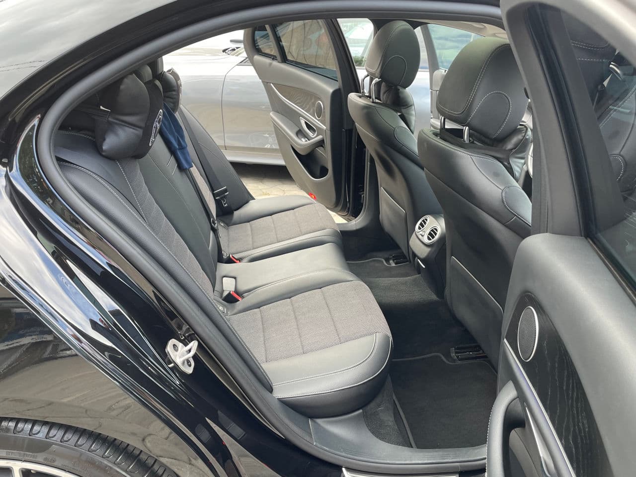 Mercedes E 220 2023 — Миниатюра 17