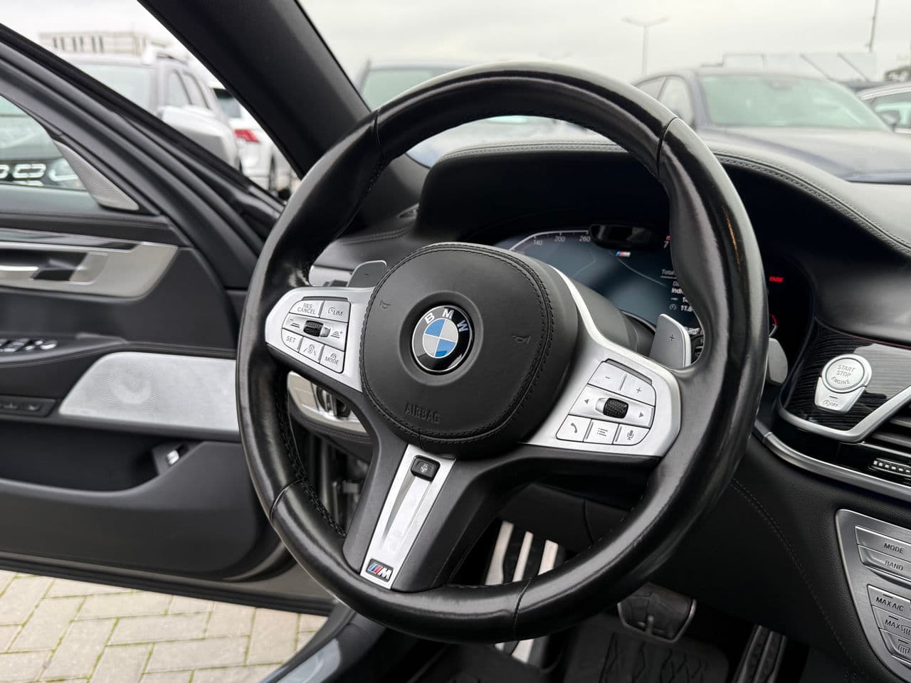 2021 BMW 750 — Miniatură 9
