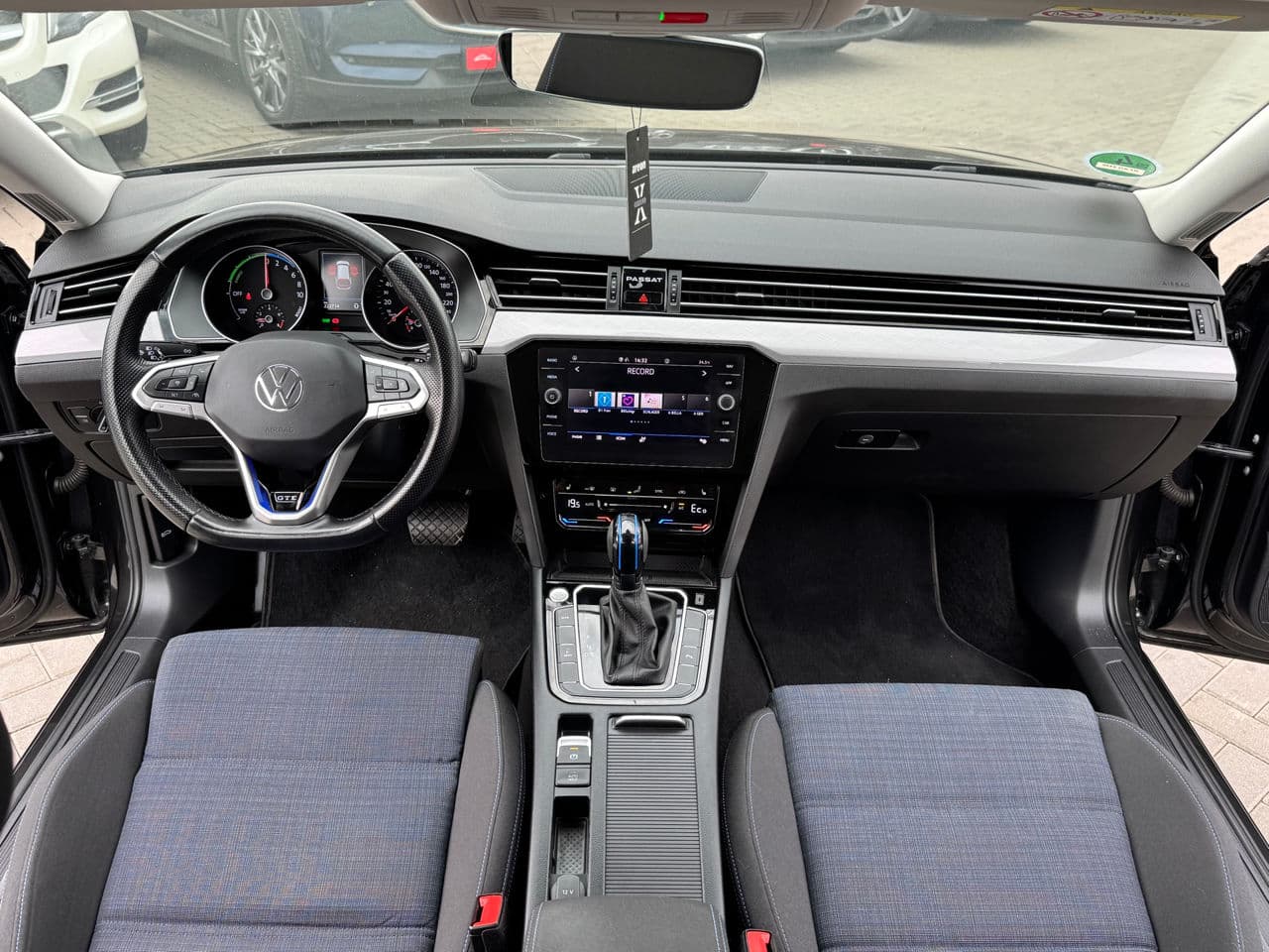 Volkswagen Passat GTE 2021 — Миниатюра 6