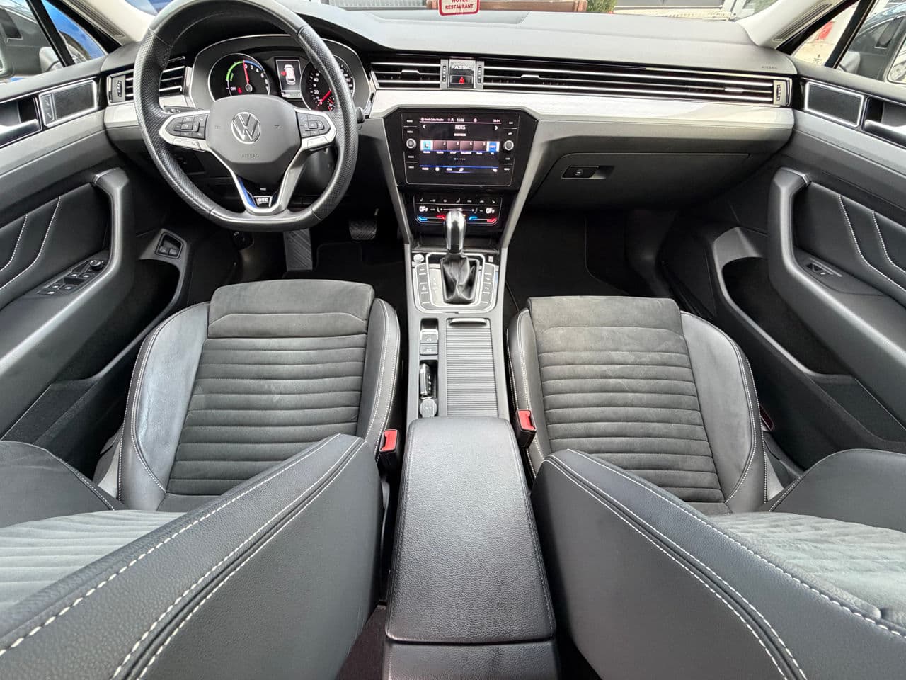 Volkswagen Passat GTE 2020 — Миниатюра 16