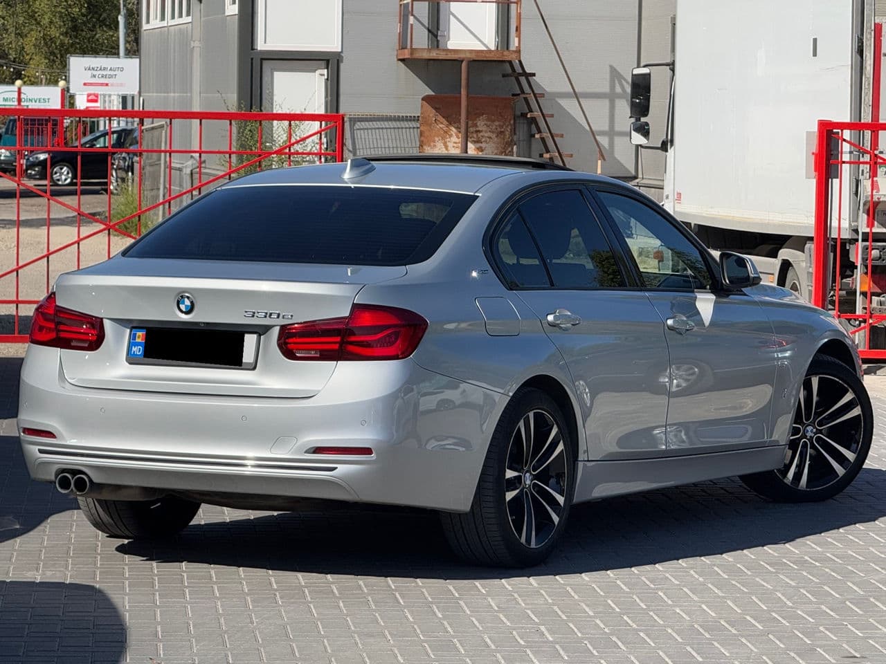 BMW 330E 2017 — Миниатюра 2
