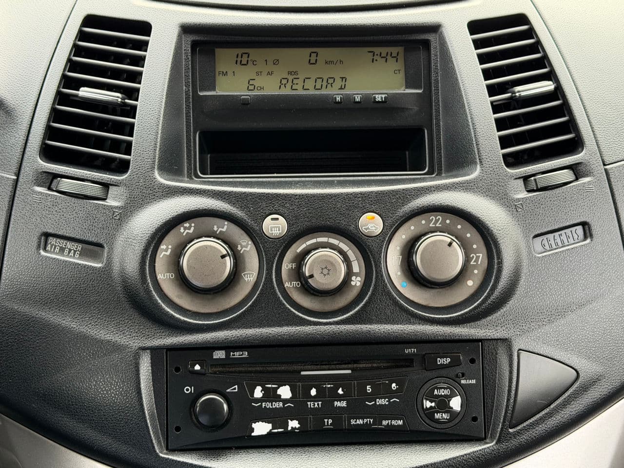 Mitsubishi Grandis 2005 — Миниатюра 12