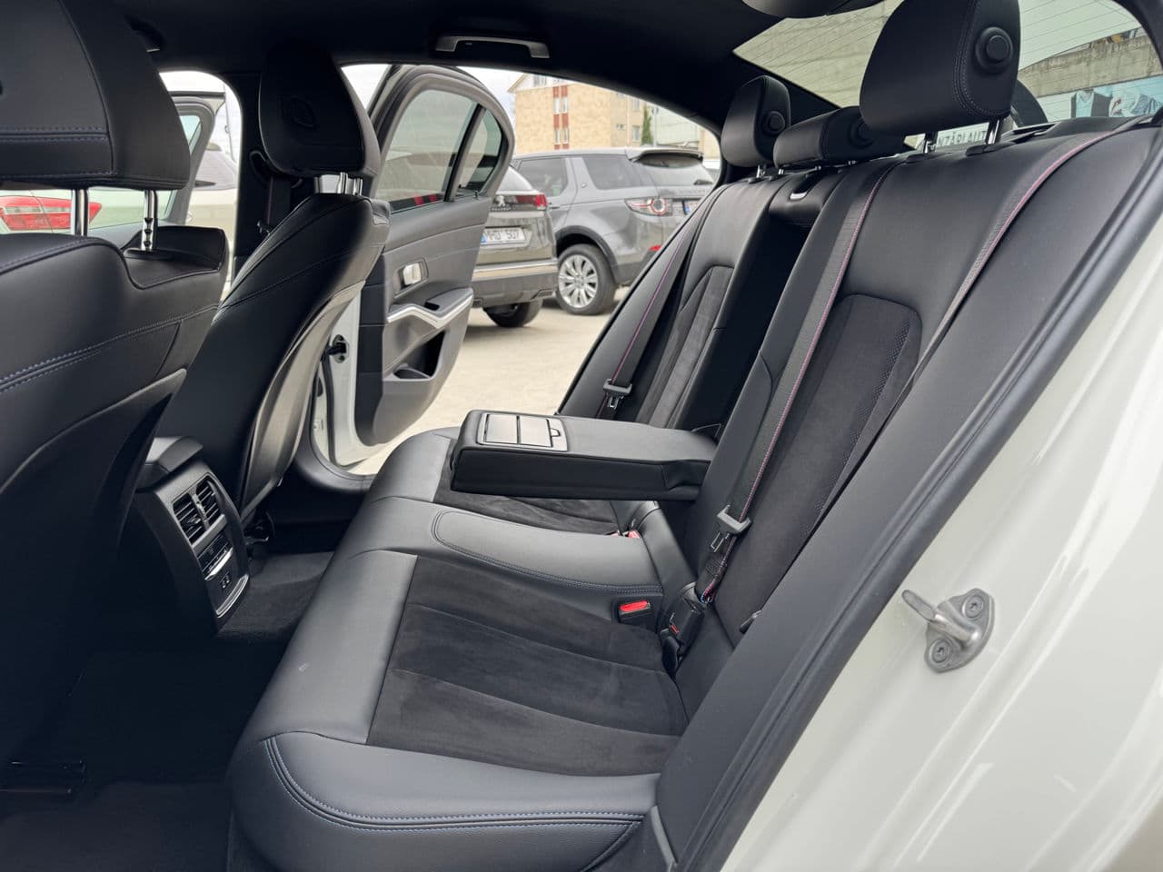 BMW 320 2024 — Миниатюра 17
