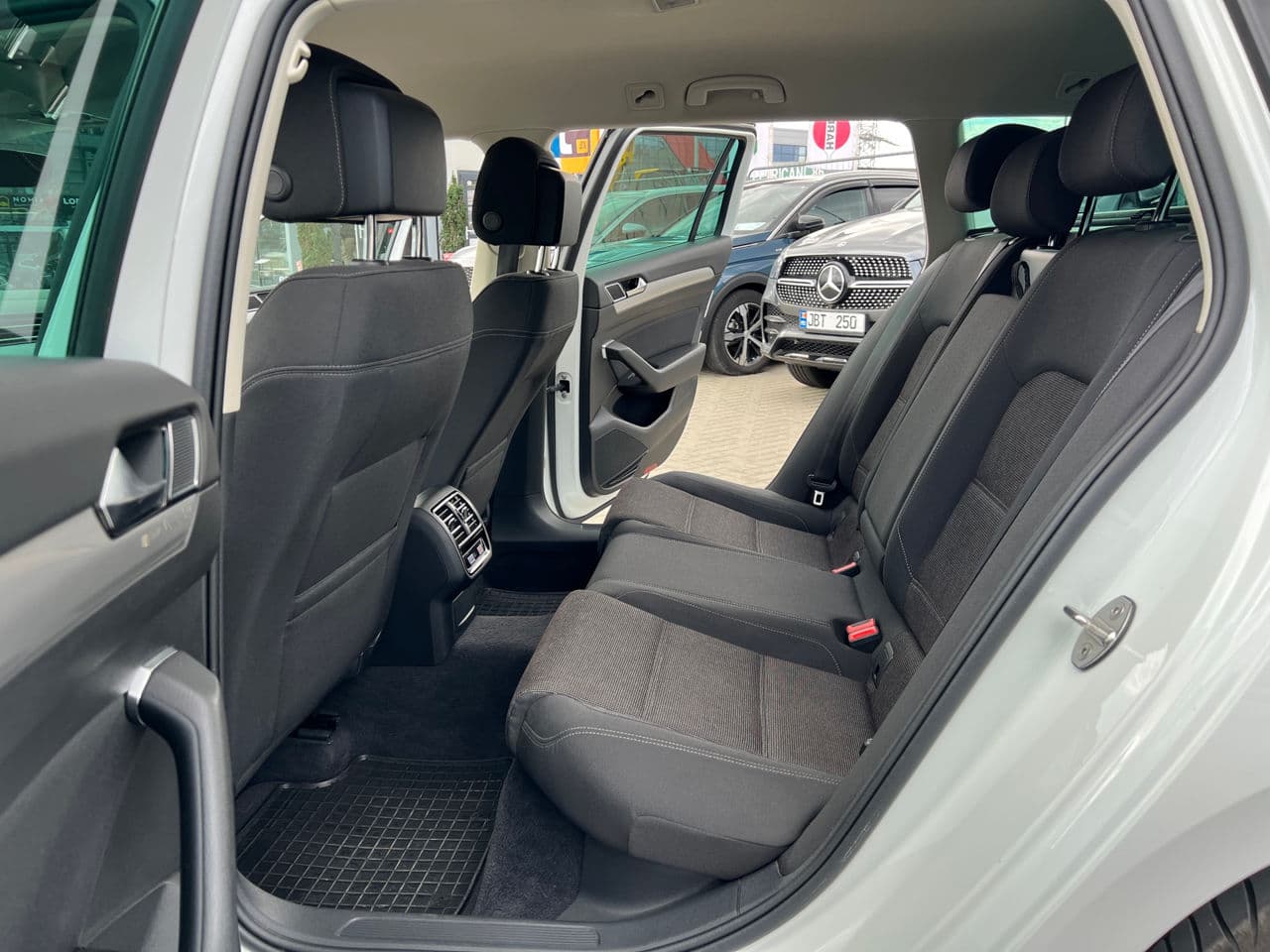 Volkswagen Passat 2018 — Миниатюра 13