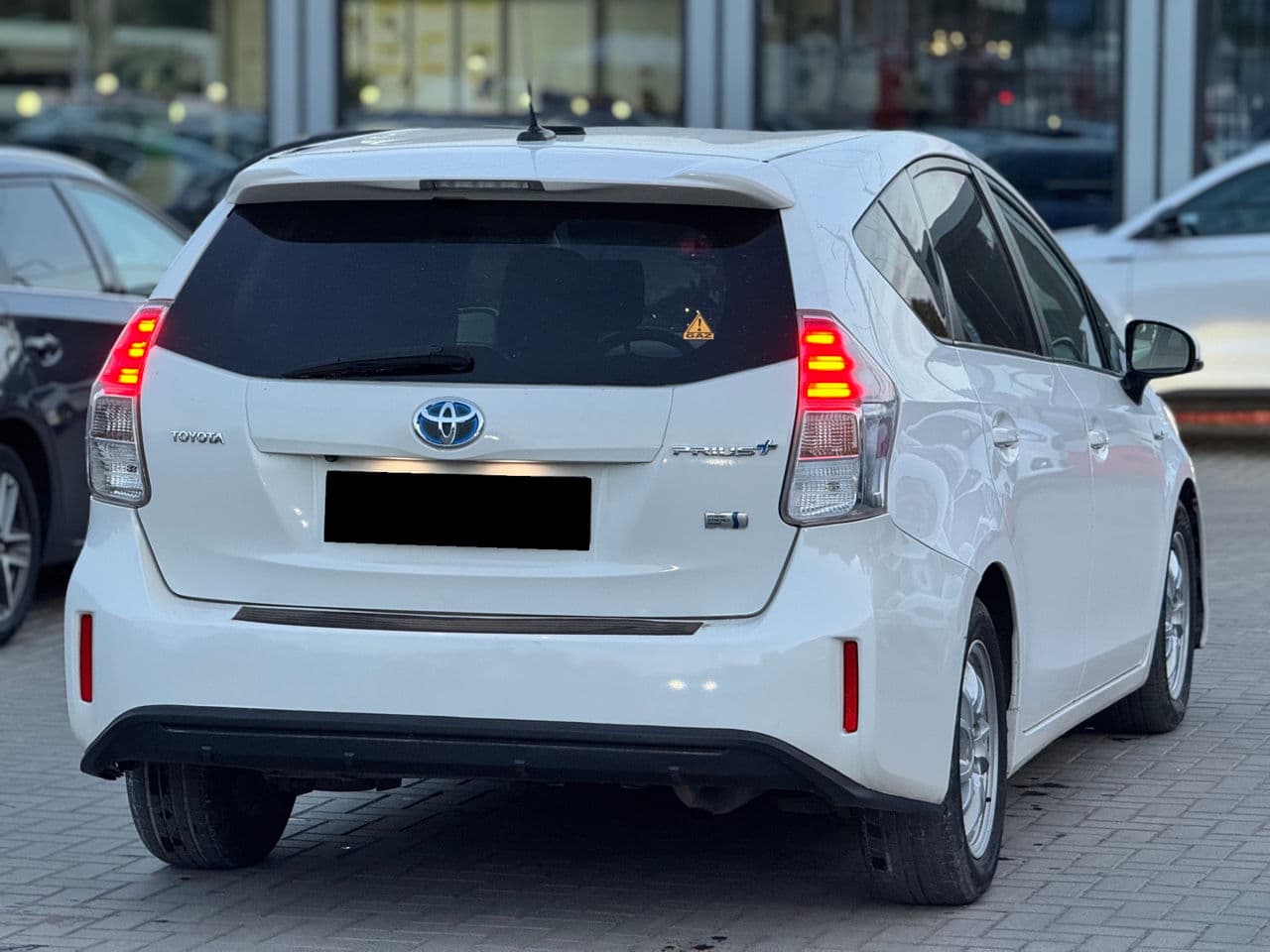 Toyota Prius Plus / V 2015 — Миниатюра 2