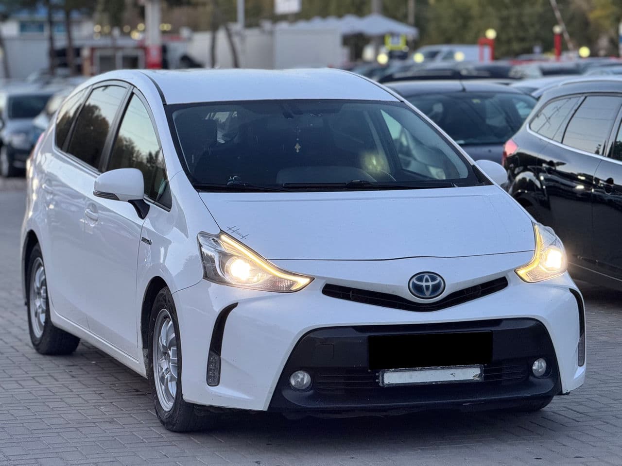 Toyota Prius Plus / V 2015 — Миниатюра 3