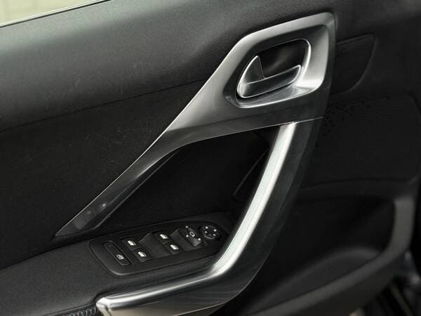 2018 Peugeot 2008 — Miniatură 16